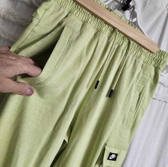 Like new, Nike pants, size small. Final Price Reduction. - Picture 6 of 12